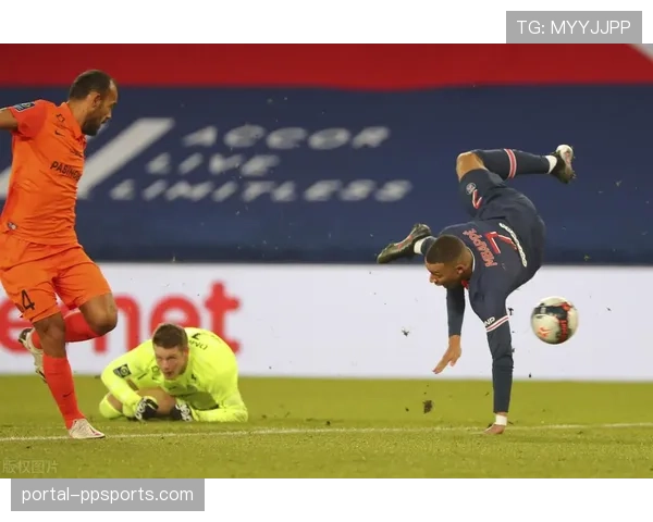 特写：蒙彼利埃门将奥姆林扑出点球后，激动捶打胸口指向看台家人